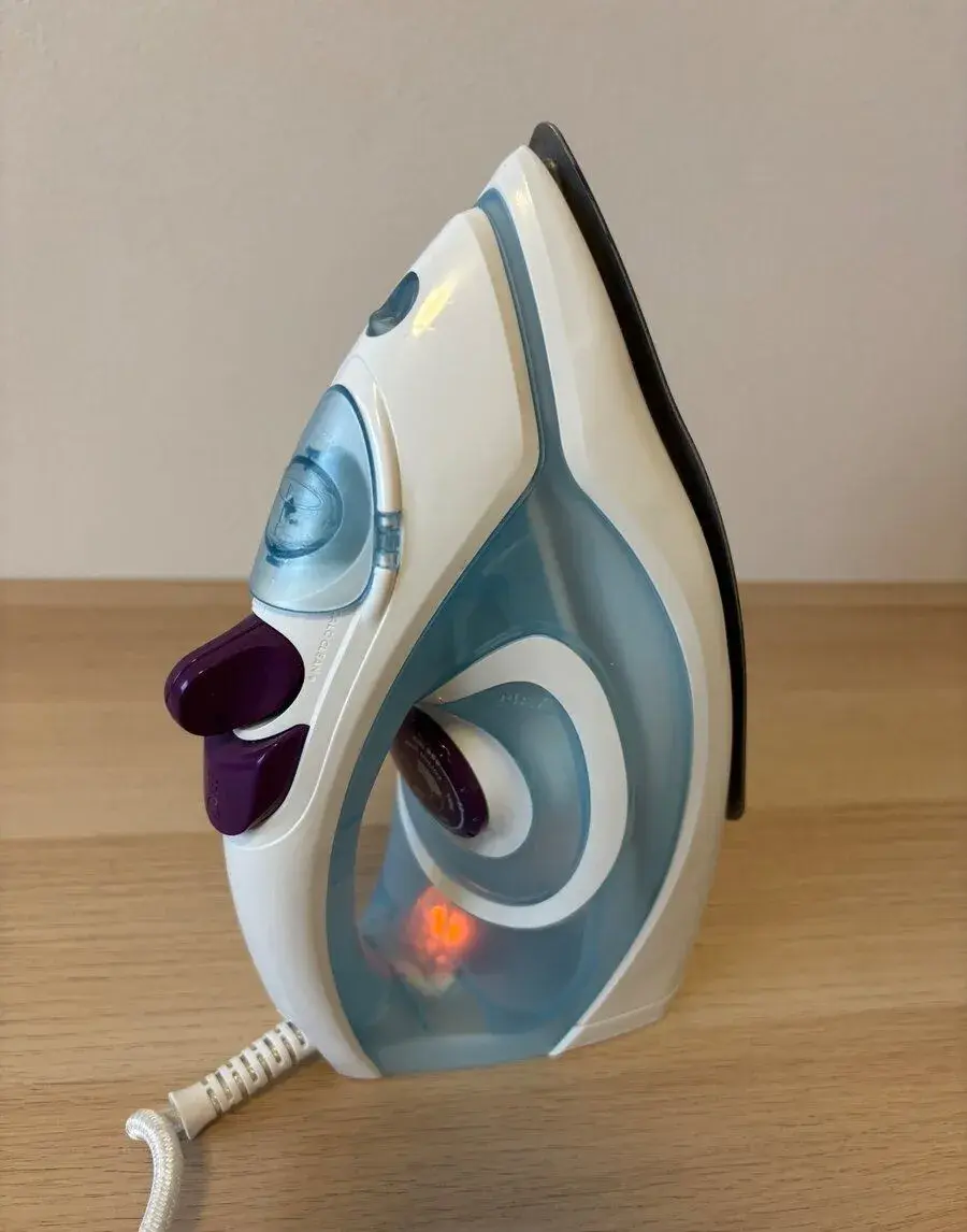 Napařovací žehlička Philips + žehlicí prkno
