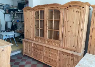 Dřevěný nábytek vitriny Chalupa Roubenka