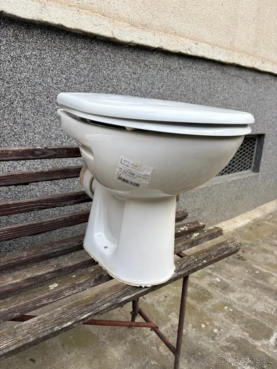 JIKA WC mísa ZETA - vodorovný odpad s prkýnkem.