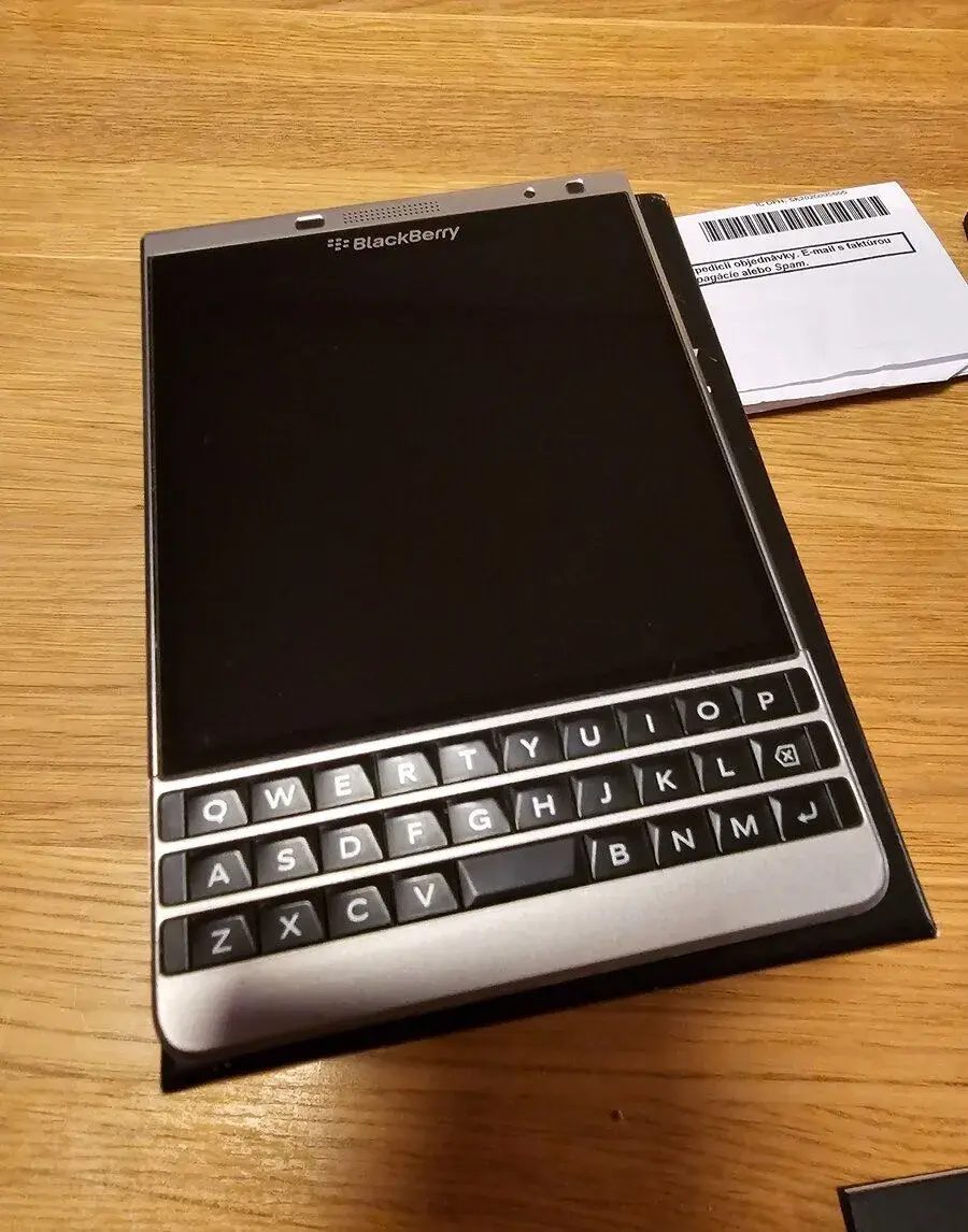 BlackBerry Passport Silver Edition 32 GB – ako nový