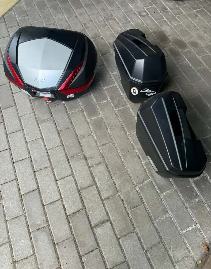 Kompletní cestovní sada 3 kufru GIVI + nosiče (Suzuki Bandit