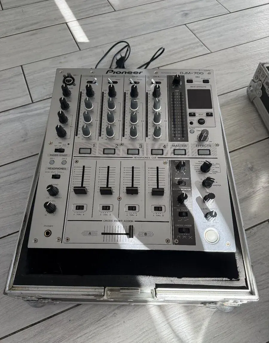 Pionner DJM 700 + case