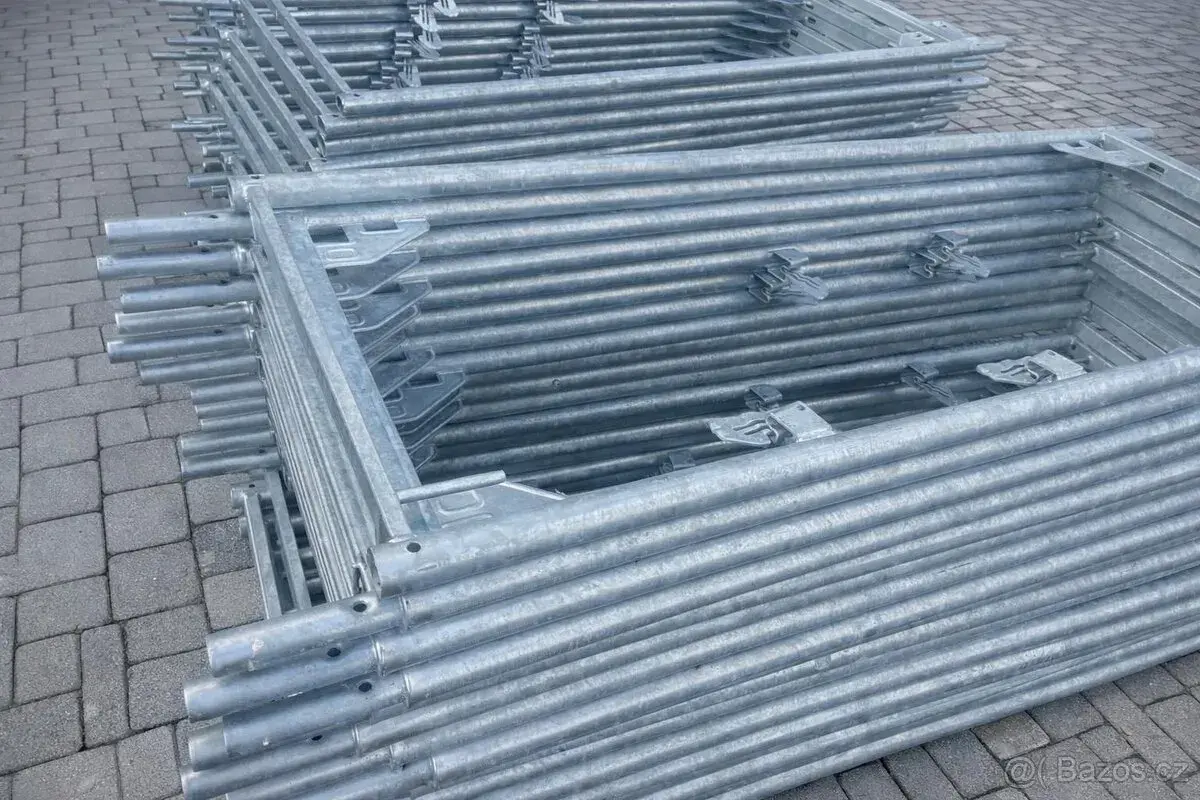60m2 6,4m p.výška x 9,21 šířka/ ramove lešení