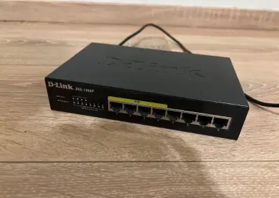 2x Gigabitový PoE switch D-Link DGS-1008P (8 portů, celkem 6