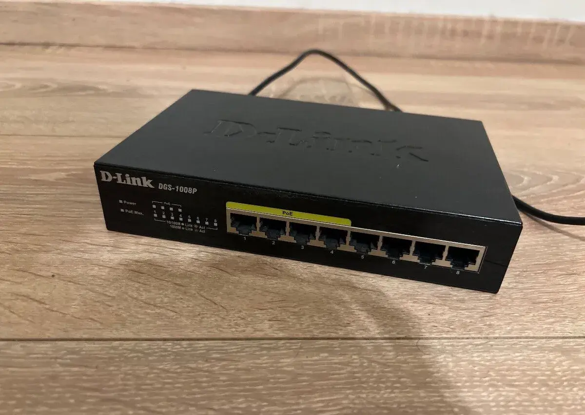 2x Gigabitový PoE switch D-Link DGS-1008P (8 portů, celkem 6