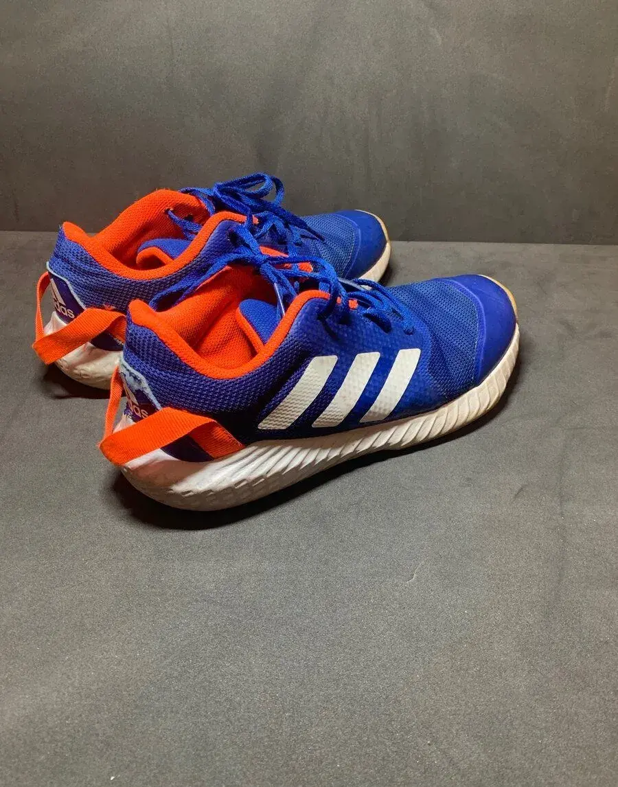 Adidas sálové boty. Barva modrá. Velikost 38,5.