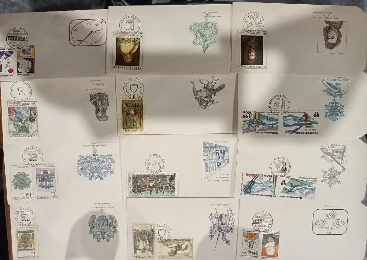Rozsáhlá sbírka: 45 historických dopisnic a 23 obálek