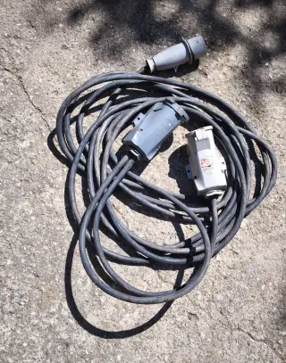 Gumový prodlužovací kabel délka 11,5m s rozdvojkou. Koncovky
