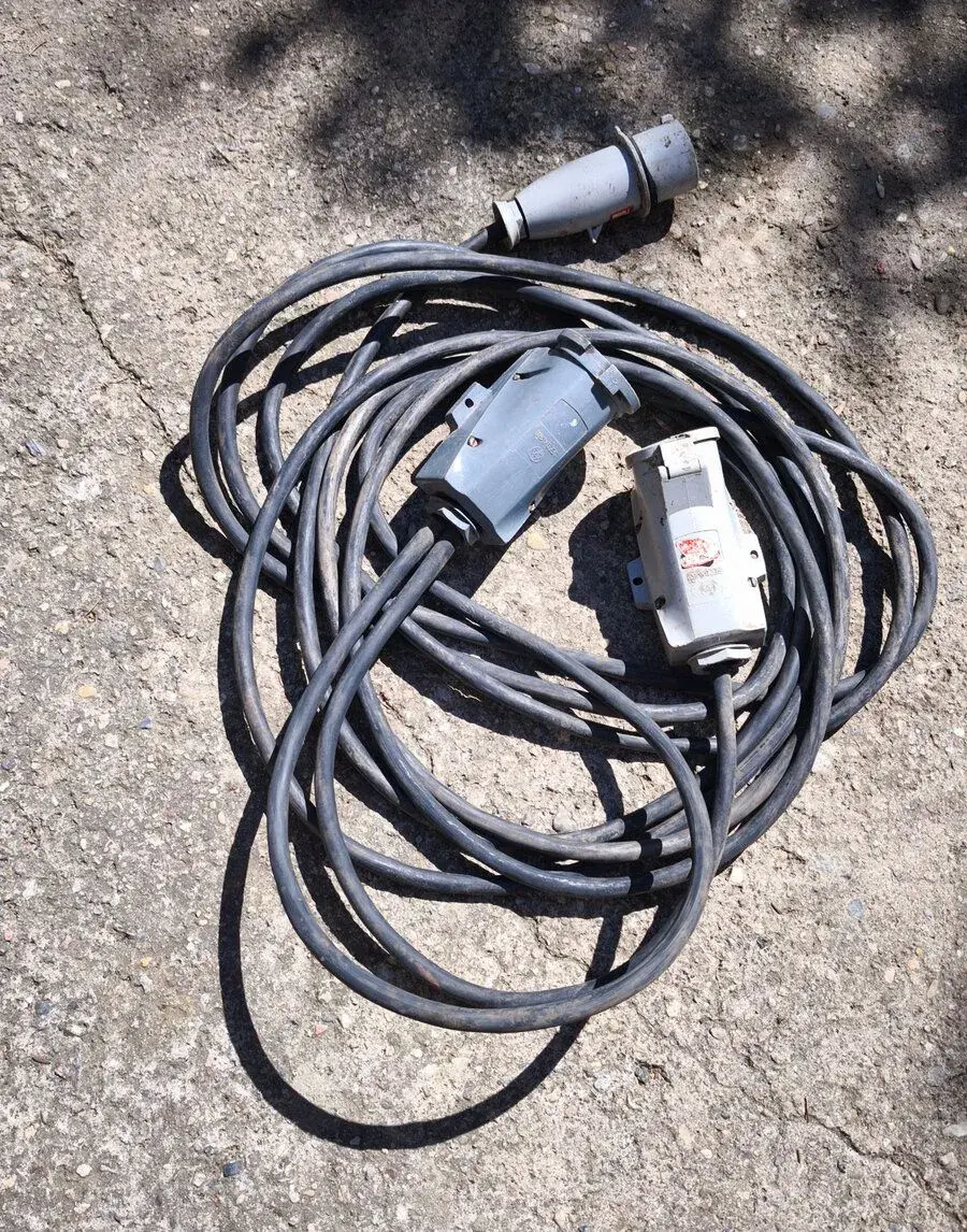 Gumový prodlužovací kabel délka 11,5m s rozdvojkou. Koncovky