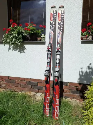 Lyže atomic + helma uvex