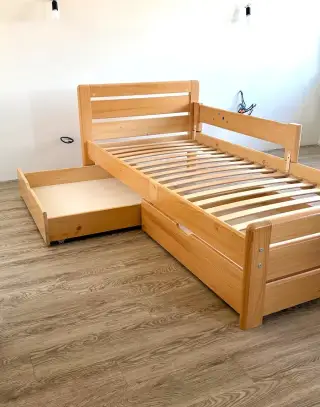 Masivní dřevěná postel 90 × 200 cm s úložnými šuplíky