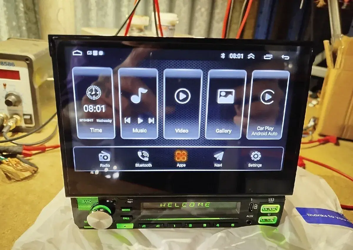 Vyjížděcí autorádio + kamera + carplay android 2gb ram 32hdd