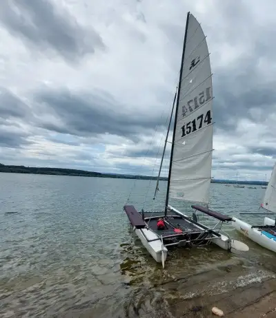 Katamaran Hobie 18 s wings a přívěsný vozík za auto