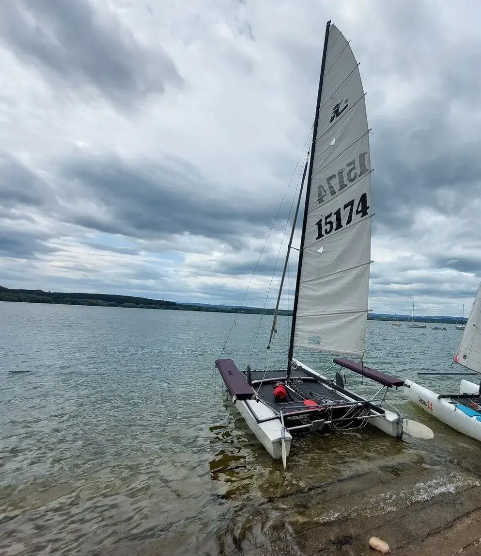 Katamaran Hobie 18 s wings a přívěsný vozík za auto