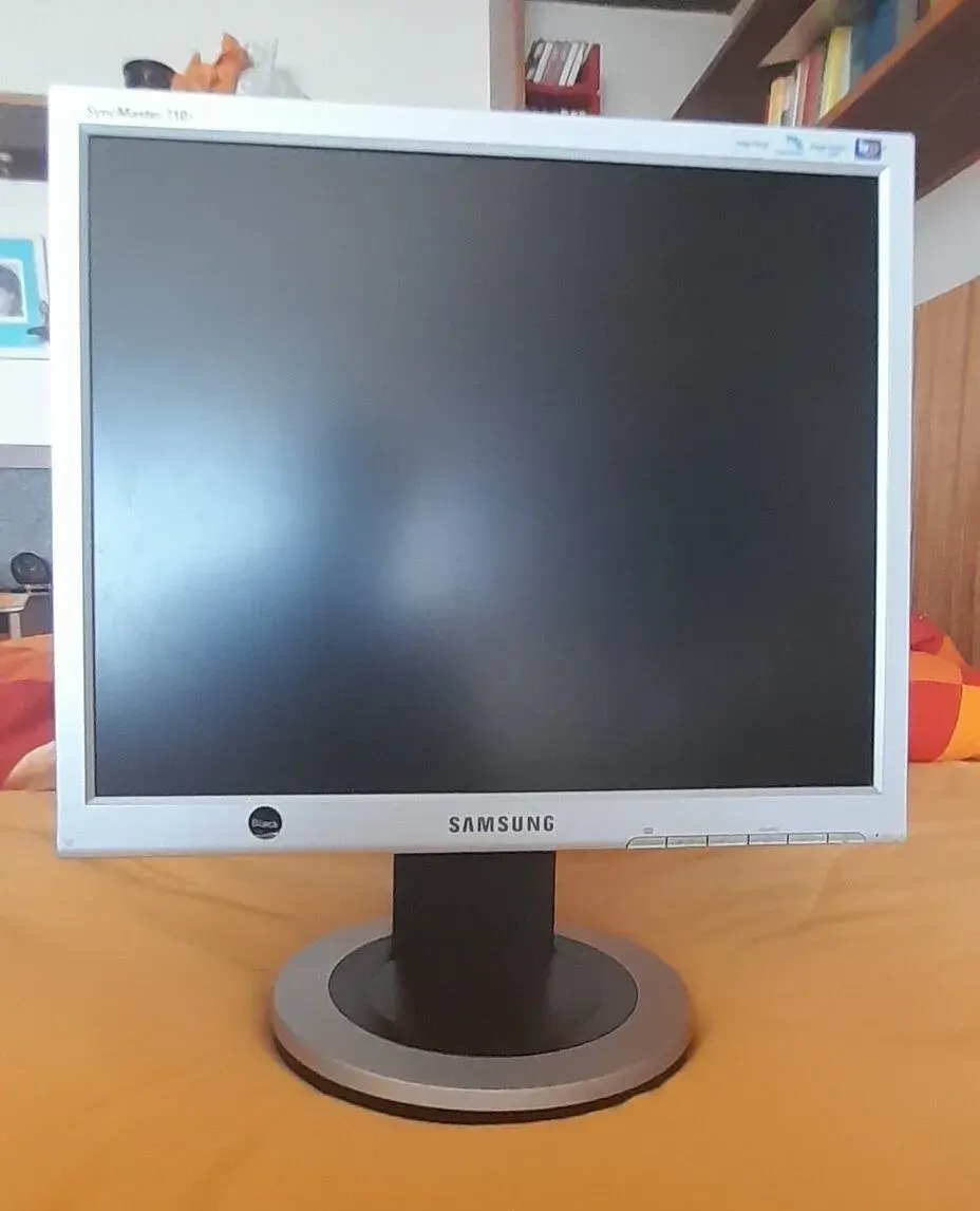 LCD MONITOR SAMSUNG MODEL SyncMaster 710T D,