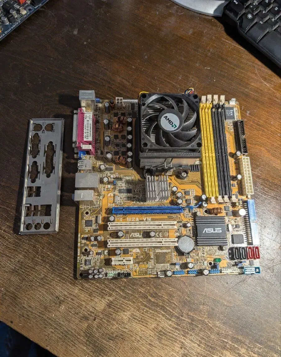 ASUS M2A-VM + AMD Sempron LE1150 + chladič