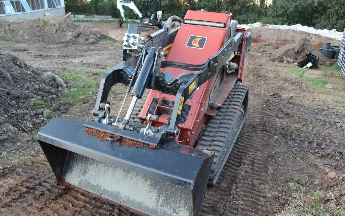 Práce s mininakladačem Ditch Witch SK 1750 - Mníšek pod Brdy