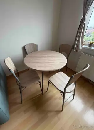 Jídelní stůl se židlemi