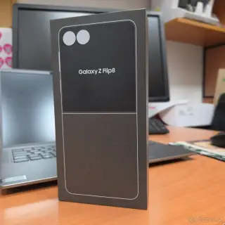 Z Flip 8 Černý 256