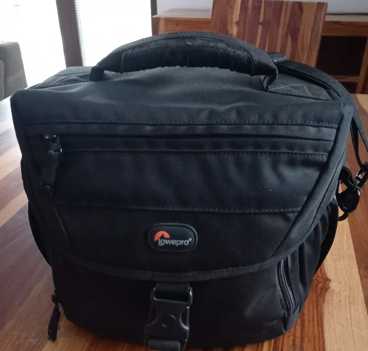 Fotobrašna Lowepro Nova 180AW