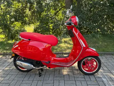 Vespa Primavera 125 Red Edice 2026