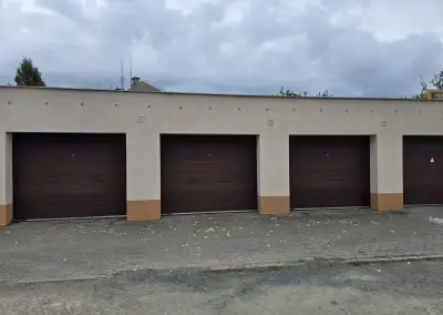 Prodej prostorné cihlové garáže s elektrickými vraty