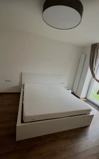 IKEA- Bílá manželská postel s matrací – velmi dobrý stav