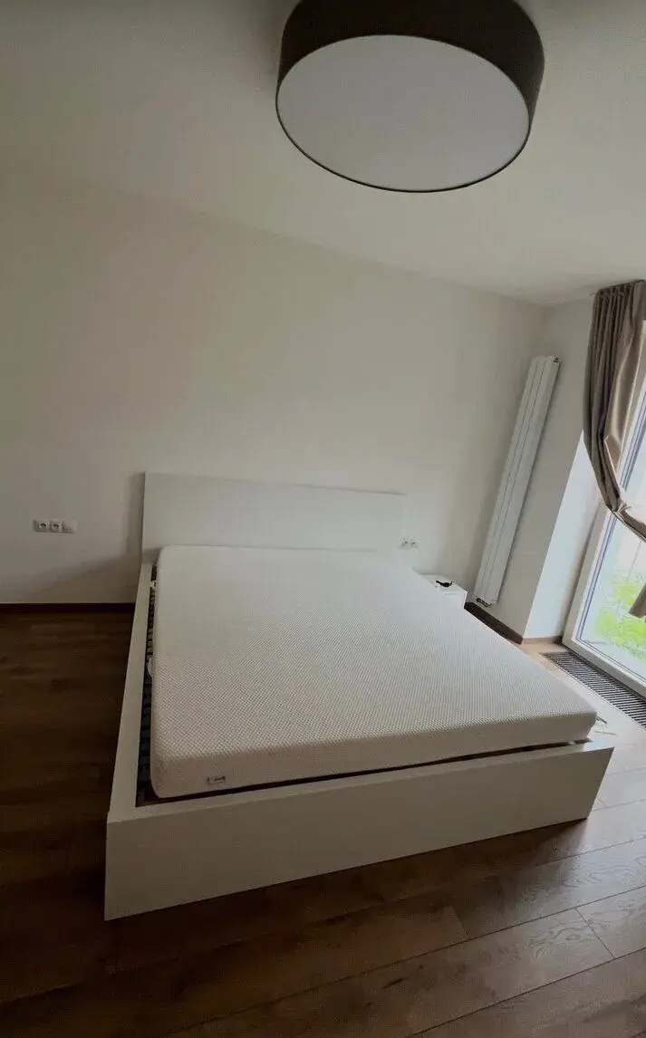 IKEA- Bílá manželská postel s matrací – velmi dobrý stav