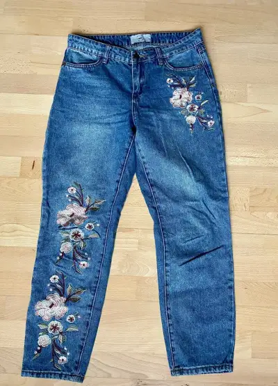 New Look dámské džíny s květinovou výšivkou – rovný strih