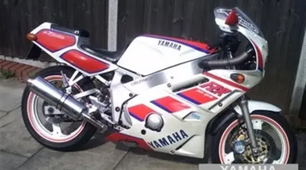 Yamaha FZR 400 svody