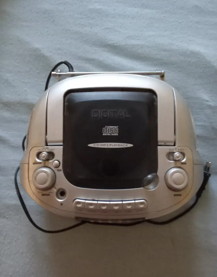 HYUNDAI RÁDIO + PŘEHRÁVAČ KAZET / CD