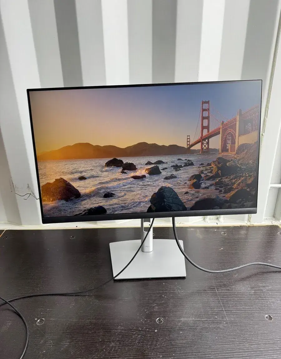 Dell P2422H – 24" IPS monitor, rýhy na displeji,