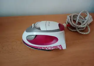 Cestovní napařovací žehlička