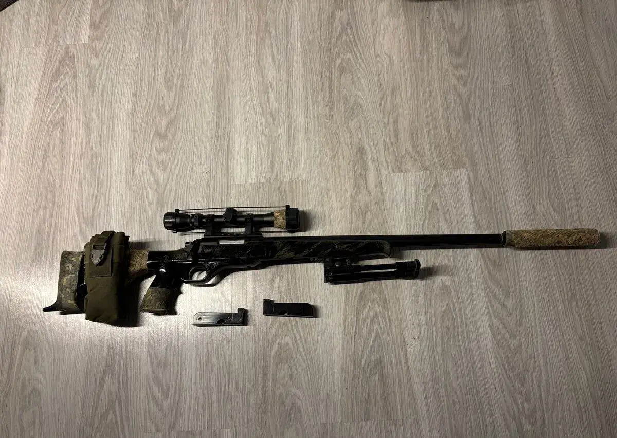 Airsoftová puška s optikou a příslušenstvím