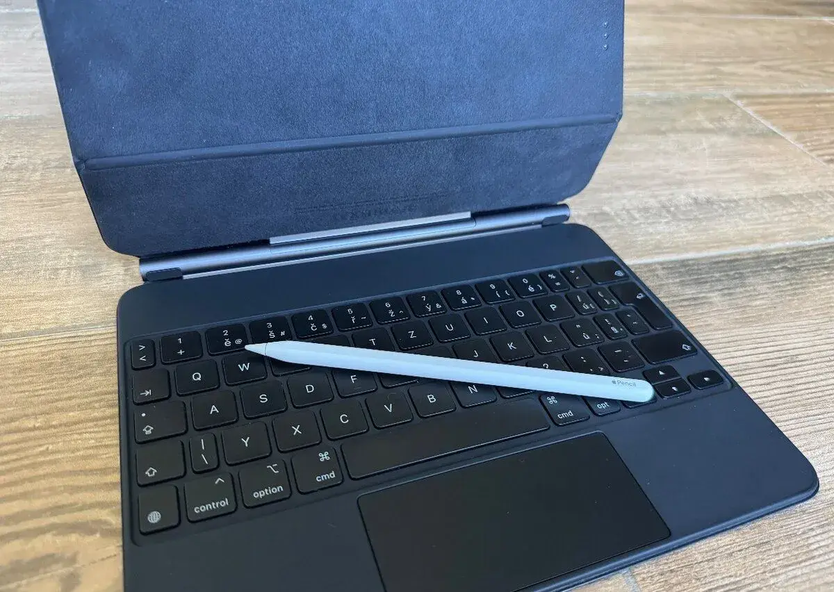 Apple Magic Keyboard 11" + Apple Pencil 2. generace