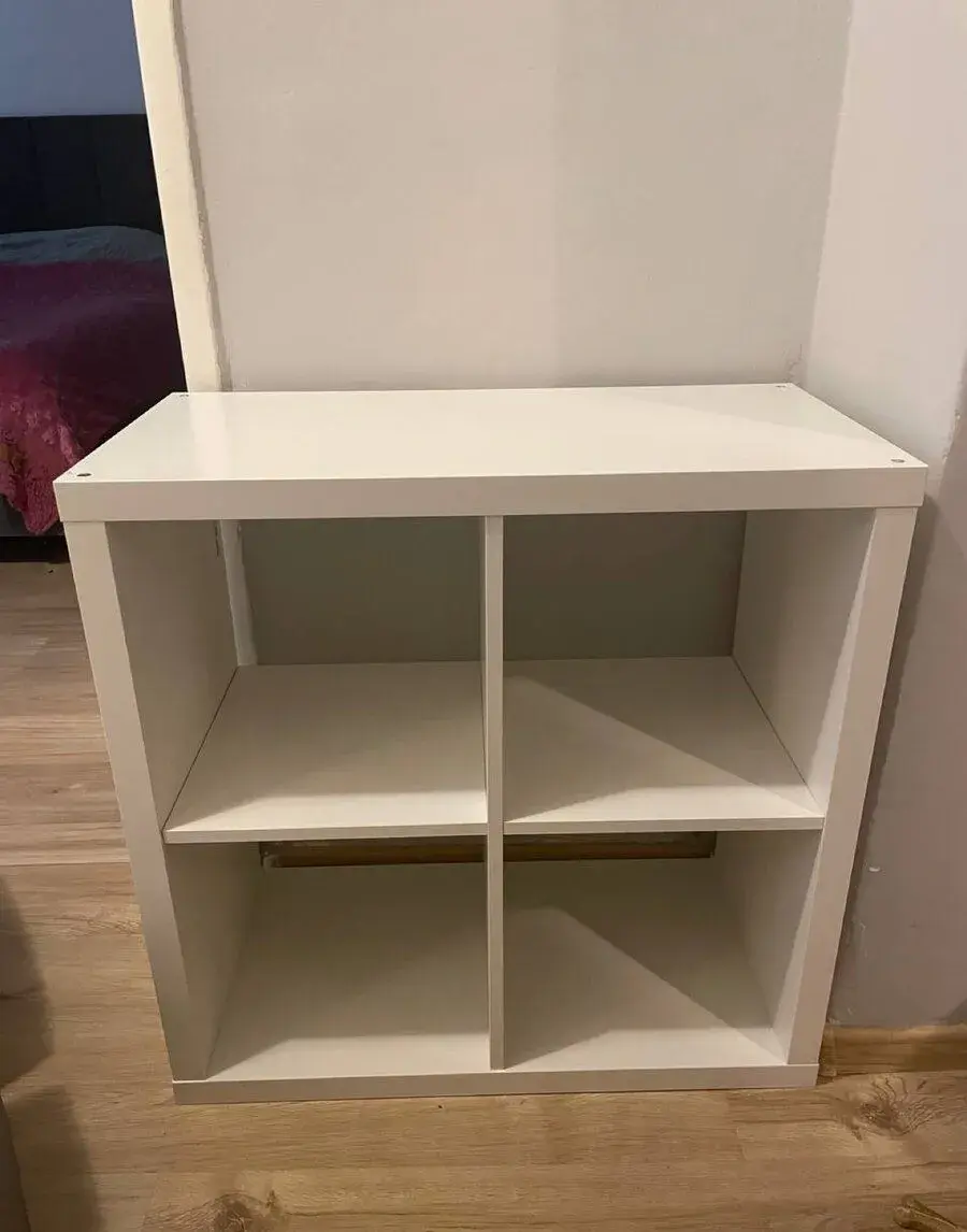 Bílý úložný regál se 4 přihrádkami