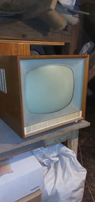 Retro televize (černobílá, dřevěná)