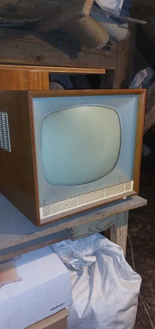 Retro televize (černobílá, dřevěná)
