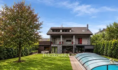 Prodej rodinného domu 383 m², pozemek 1008m², 2 garážová st