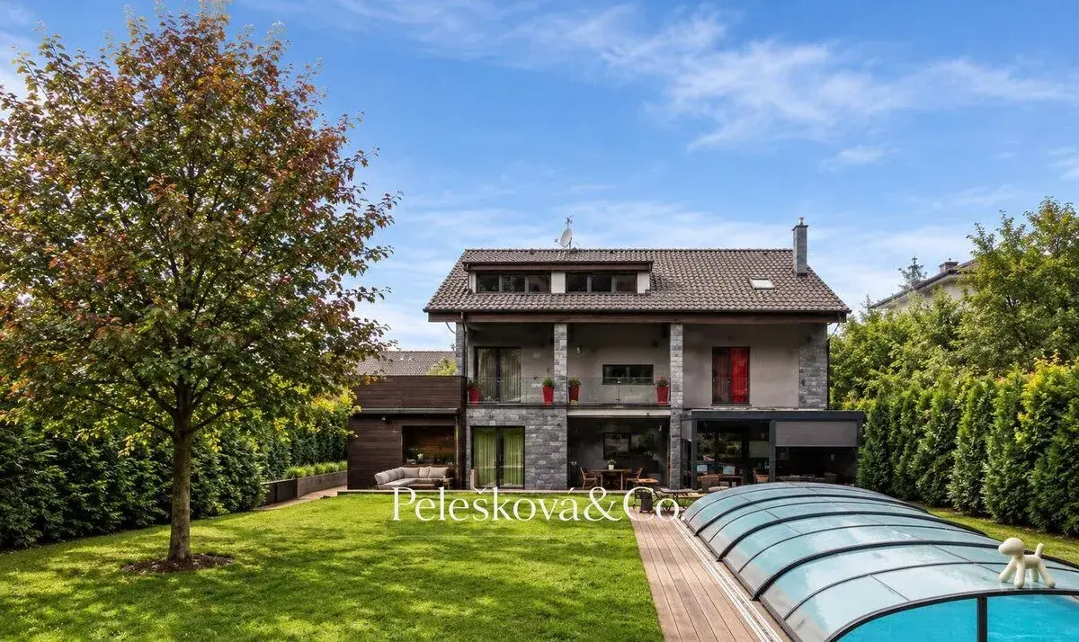 Prodej rodinného domu 383 m², pozemek 1008m², 2 garážová st