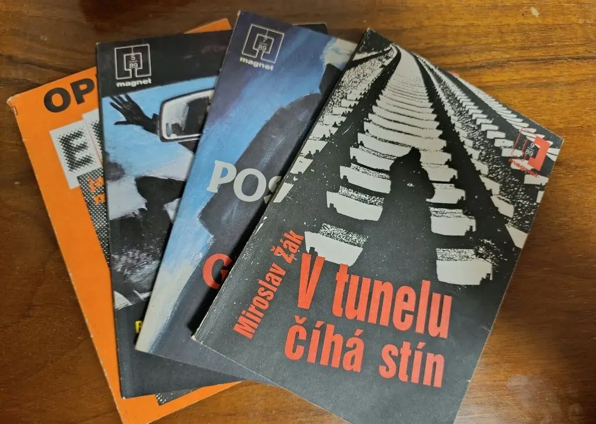 Set brožovaných knížek z edice Magnet