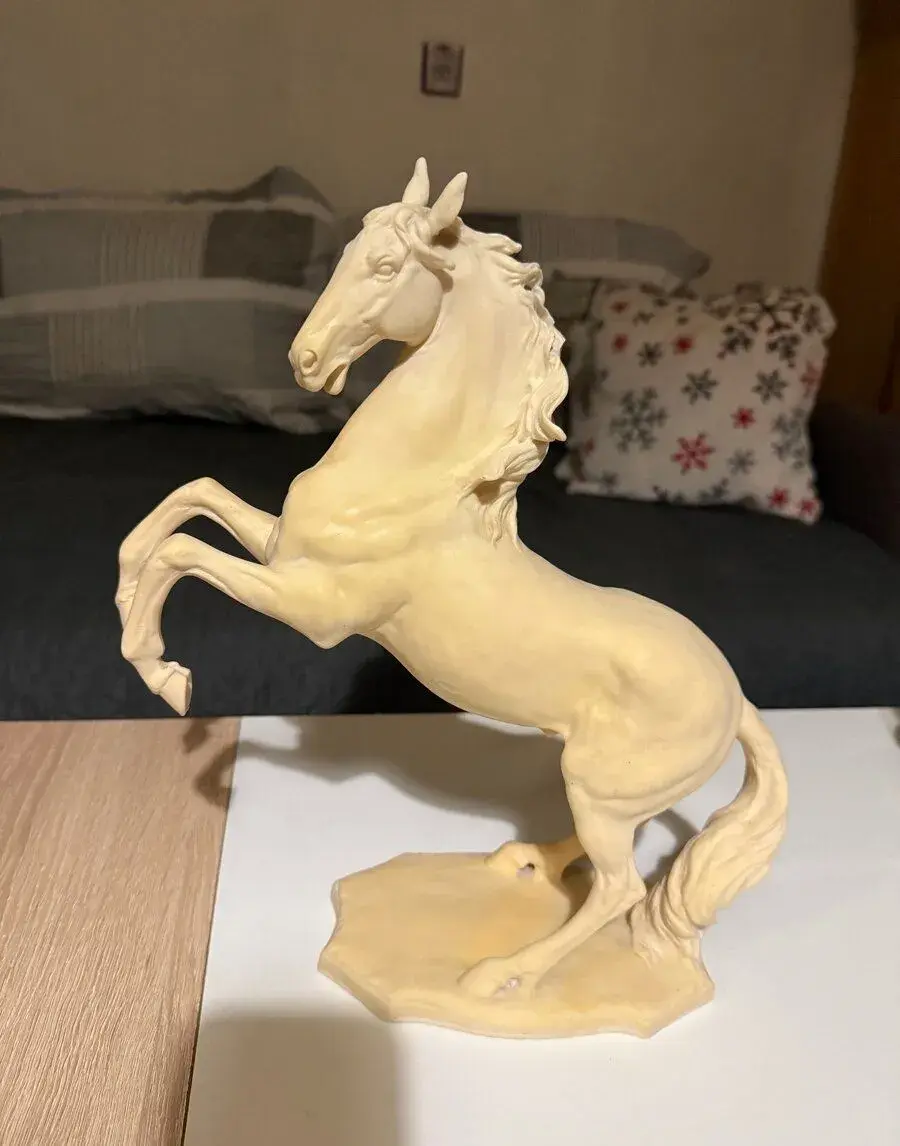 Vzpínající se porcelánový kůň