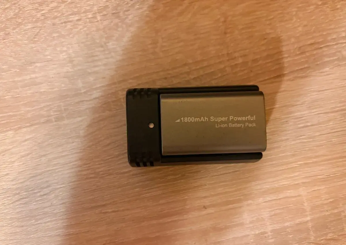 Nabíječka baterií včetně Li-ion akumulátoru 1800 mAh