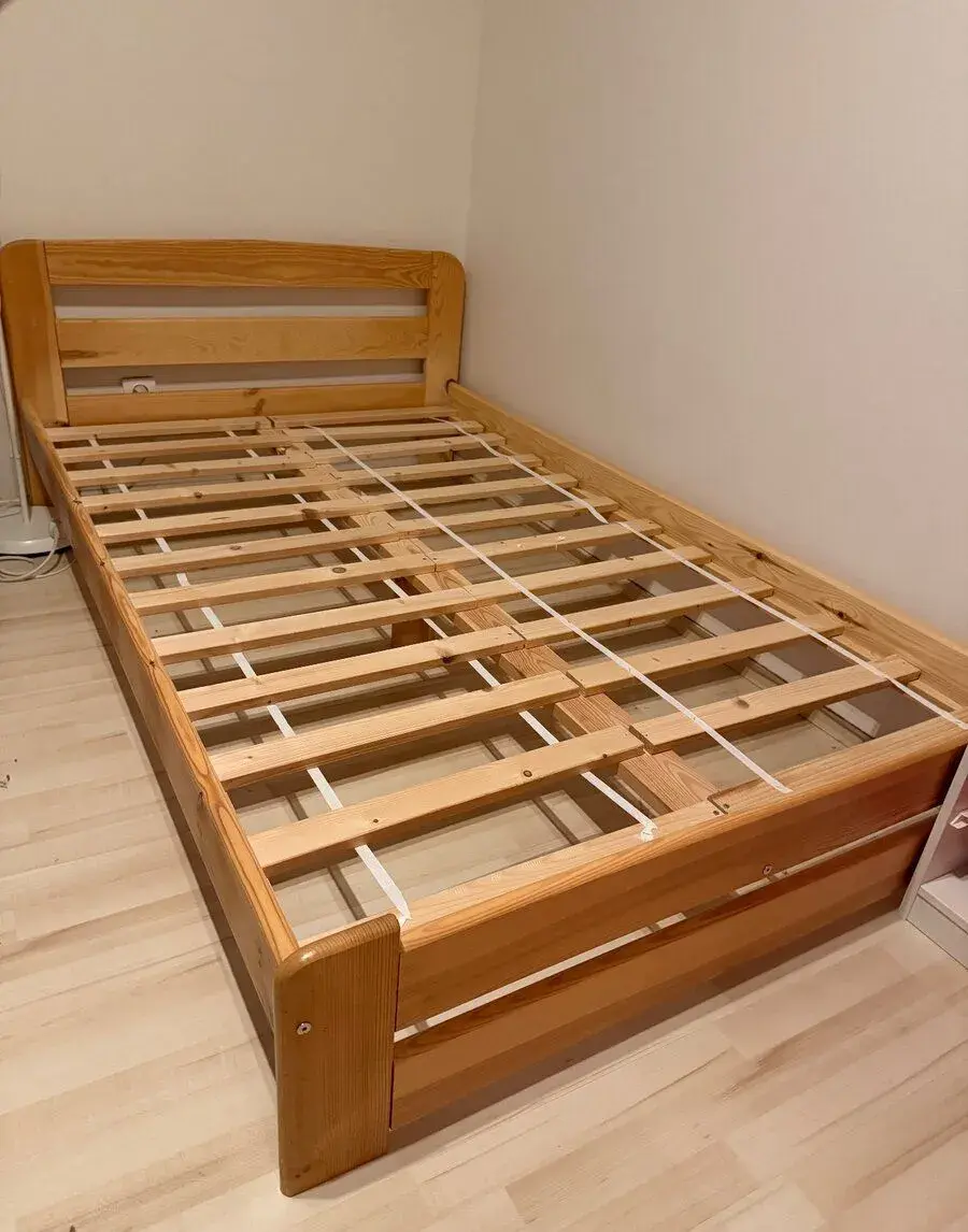 Postel z masivu, rošt, matrace, 120cm