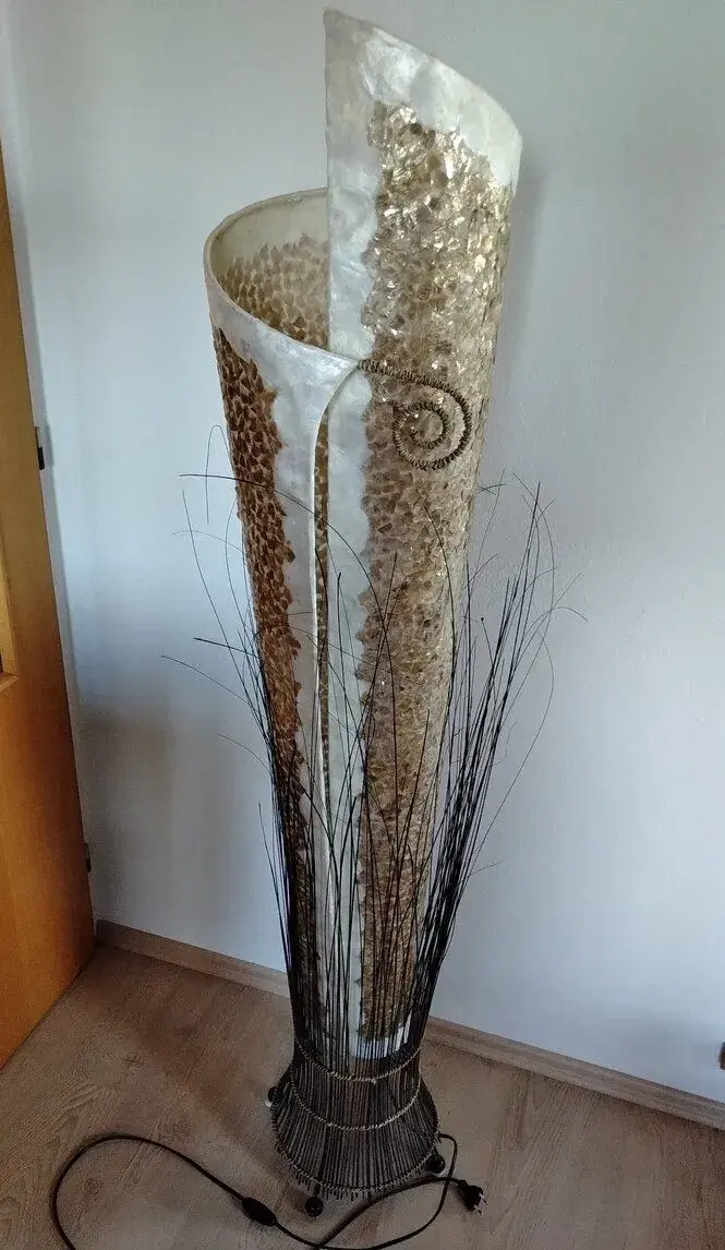 Exotická stojací lampa