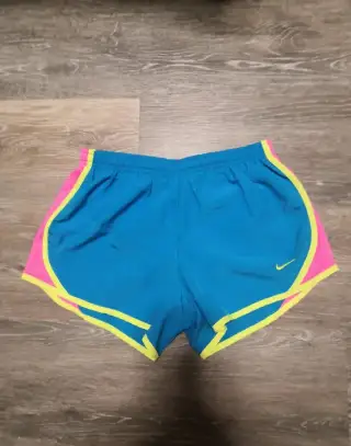 Dívčí kraťasy Nike vel. M (10-12let)