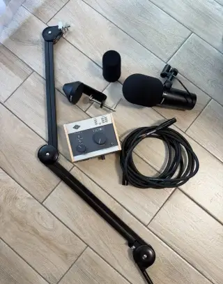 Podcastový set: Shure SM7dB + UA Volt 176 + rameno RØDE