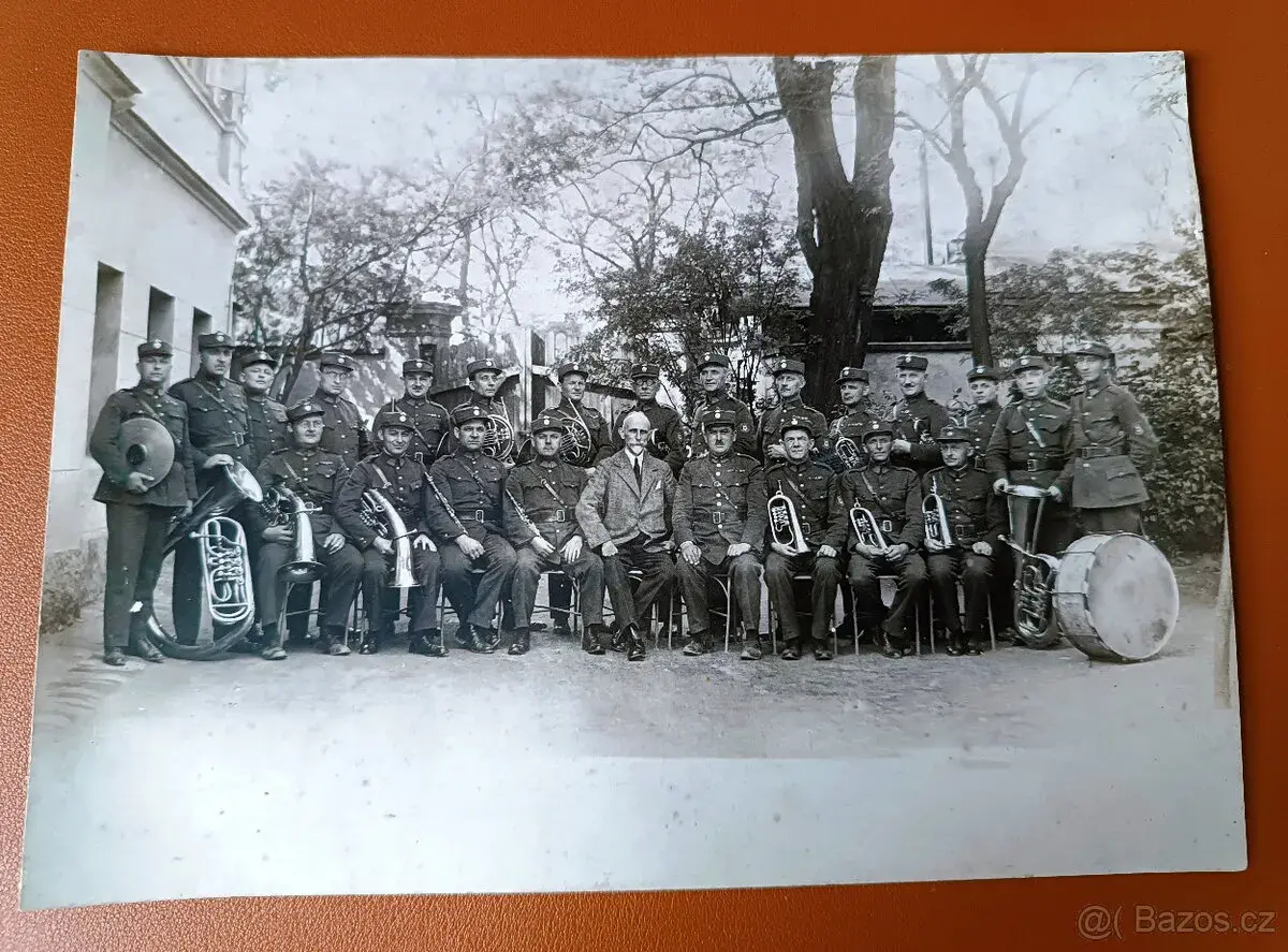Vojenská kapela staré foto v uniformách retro