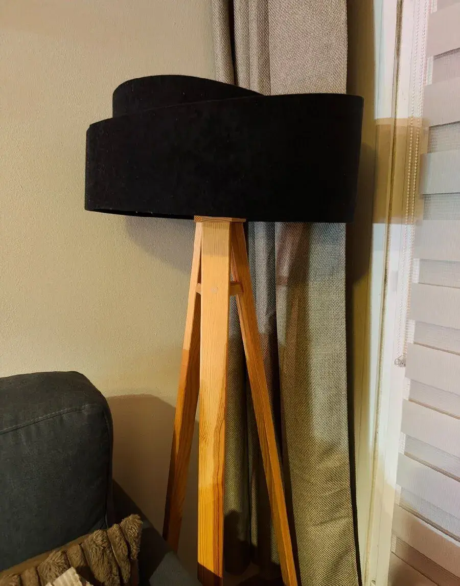 Černá stolní lampa