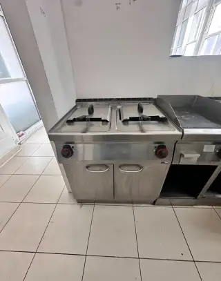 DVOJITÁ FRITÉZA REDFOX FE 70/80 E – 2× 17 L S PODESTAVBOU